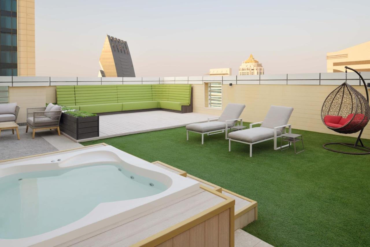Element By Westin City Center Dauhá Exteriér fotografie Rooftop pool at the hotel