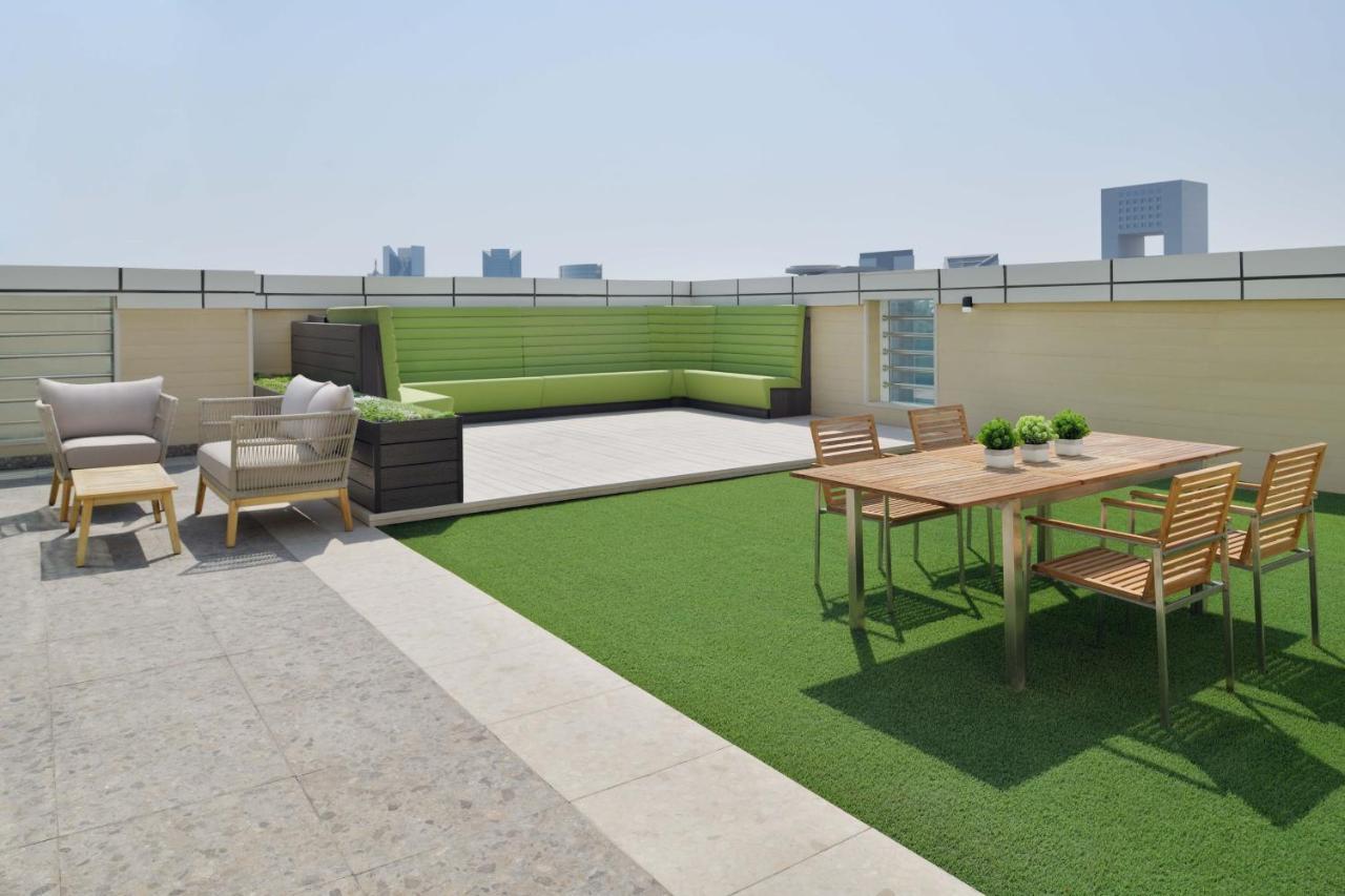 Element By Westin City Center Dauhá Exteriér fotografie Artificial grass on a rooftop