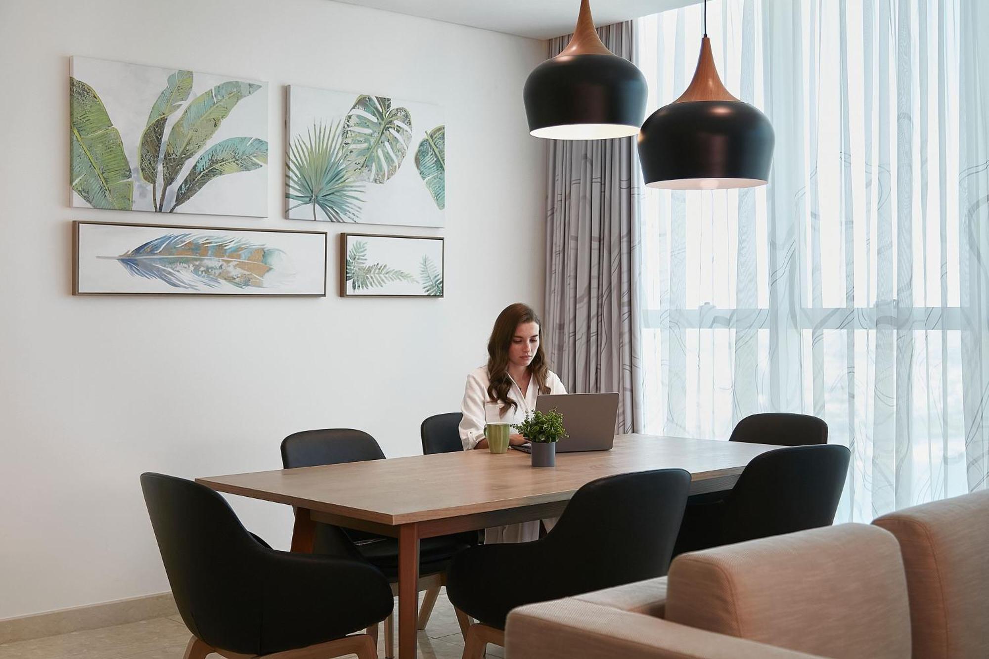 Element By Westin City Center Dauhá Exteriér fotografie A woman working at home